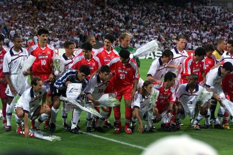 Jogadores das seleções do Irã e dos EUA posam juntos, antes de jogo da Copa do Mundo, em Lyon, na França