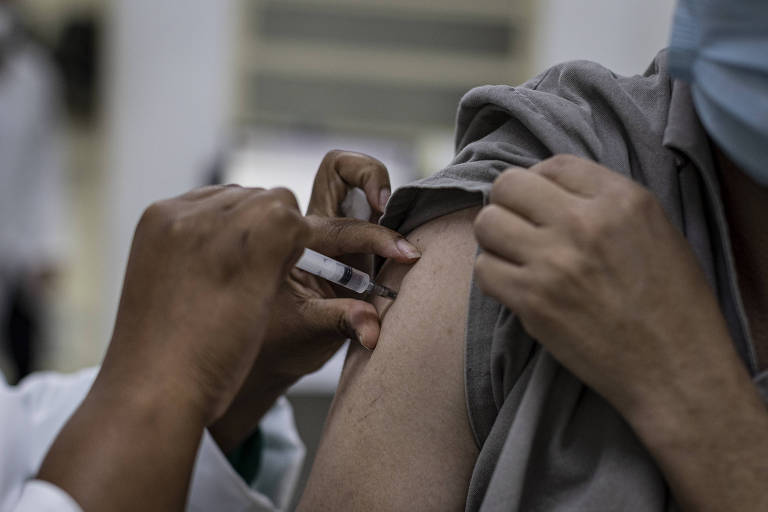 Paciente é vacinado contra o vírus da gripe na UBS Jardim Edite, na zona sul de São Paulo