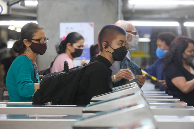 Máscaras devem ser usadas em locais de risco e com baixa ventilação