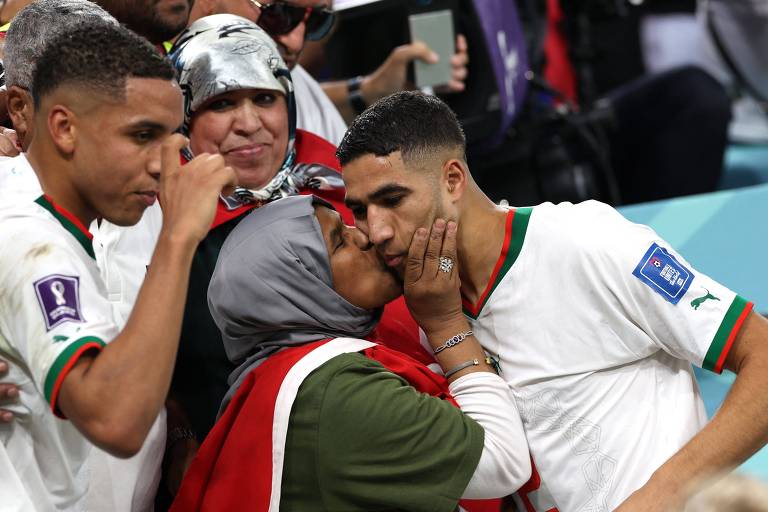 Hakimi comemora vitória de Marrocos com a mãe na arquibancada