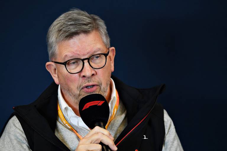 O inglês Ross Brawn fala ao microfone 