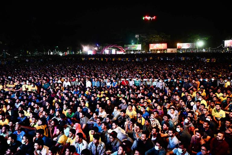 Multidão acompanha o jogo do Brasil por telão em Bangladesh