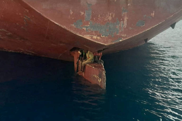 Migrantes passam 11 dias agachados em leme de navio para chegar às Ilhas Canárias