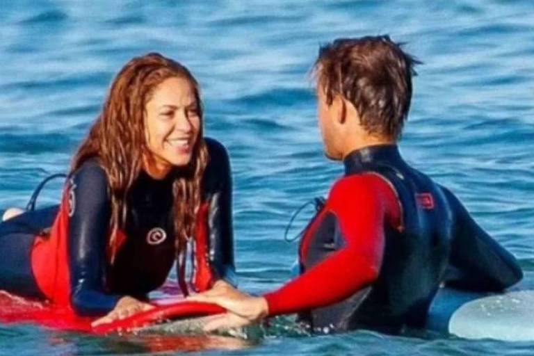 Shakira é flagrada com novo amor em praia da Espanha