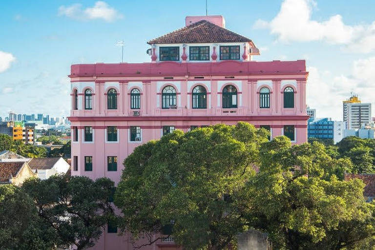 Detalhe da fachada do Hotel Central, prédio histórico no centro do Recife, administrado pela chef de cozinha Rosa Maria do Nascimento