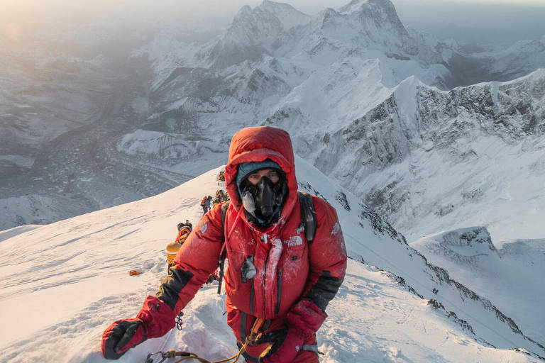 O montanhista Roman Romancini chega ao topo do Everest