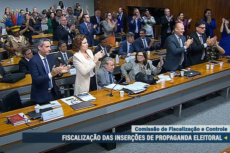 Deputados em pé batendo palma