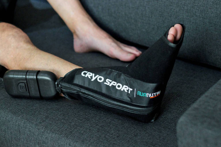 Tornozelo envolto pelo equipamento CryoSport