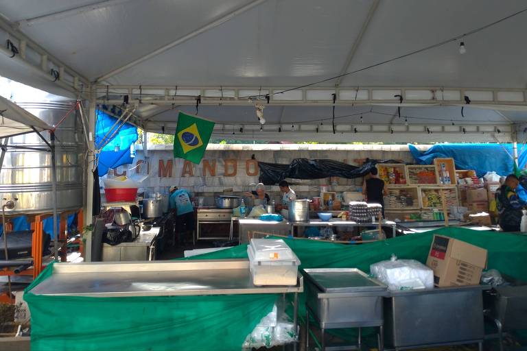 Fachada principal do Comando Militar da Amazônia tomada por lonas, caixas de isopor e material para cozinha improvisada