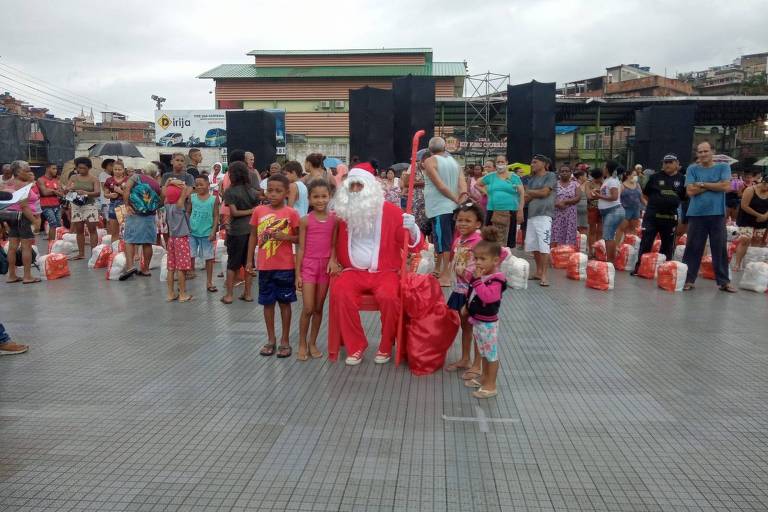 Cufa leva Papai Noel preto para favelas durante campanha de Natal