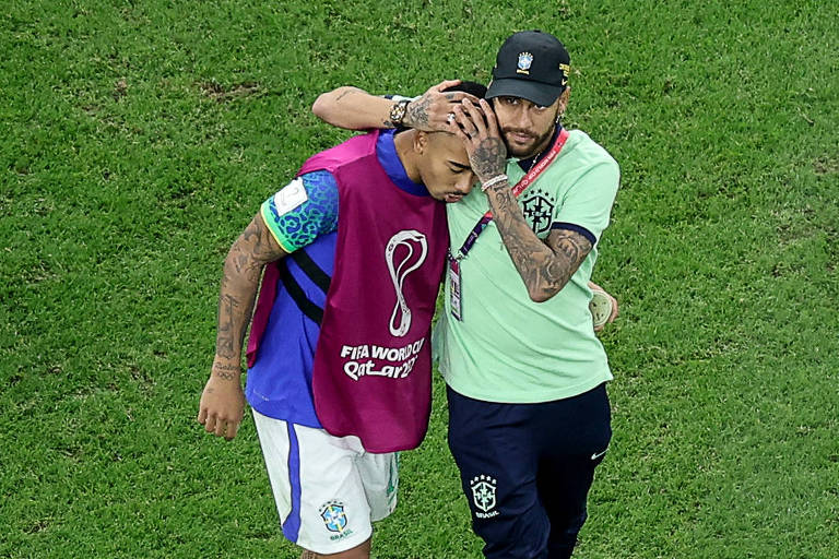 Imagem colorida mostra Neymar, na esquerda, com as duas mãos segurando a cabeça de Gabriel Jesus e a encostando em seu ombro.