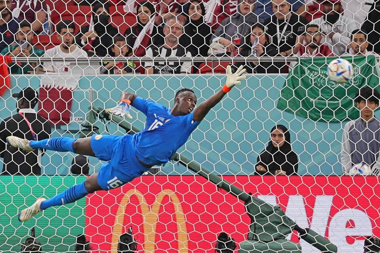 O goleiro Mendy salta para tentar chegar à bola