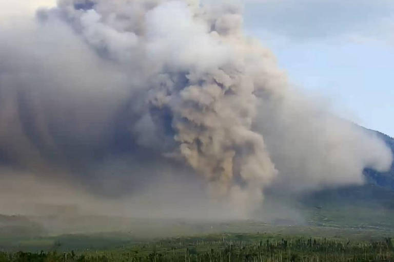 Vulcão entra em erupção na Indonésia, e autoridades emitem alerta máximo
