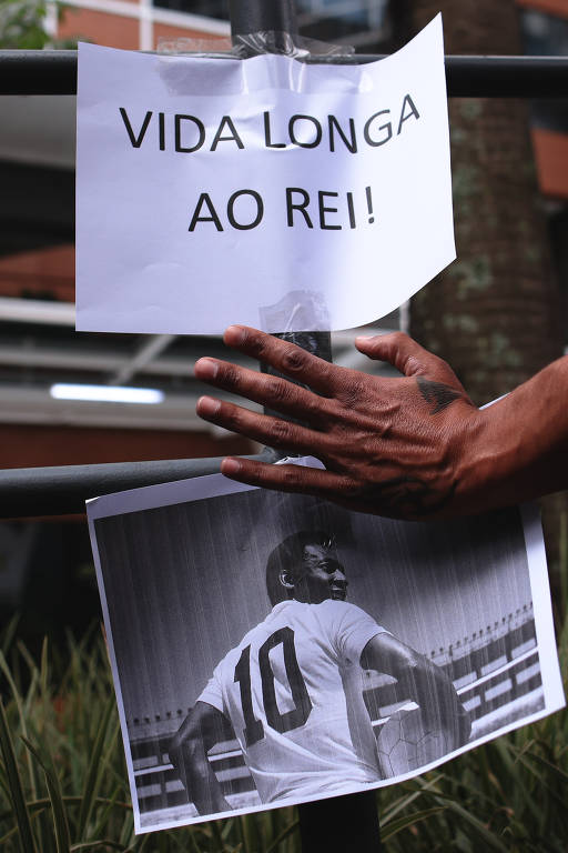 Torcida do Santos em vigília por Pelé na porta do hospital