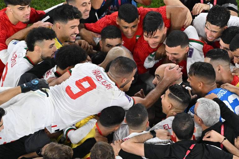 Jogadores de Marrocos comemoram vitória sobre o Canadá, na primeira fase da Copa
