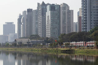 Poluicao e ar seco em Sao Paulo aumenta com falta de chuvas:  vista de predios ao lado da estacao Berrini do rio Pinheiros coberto por poluicao