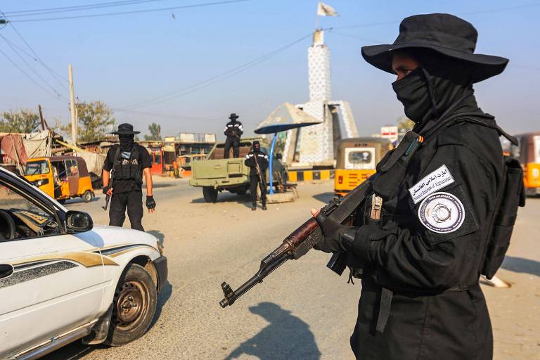 Membro de força de segurança do Talibã guarda posto de controle em Jalalabad (leste do país)