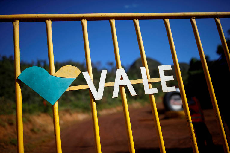 Logotipo da Vale em um portão em um local ao ar livre