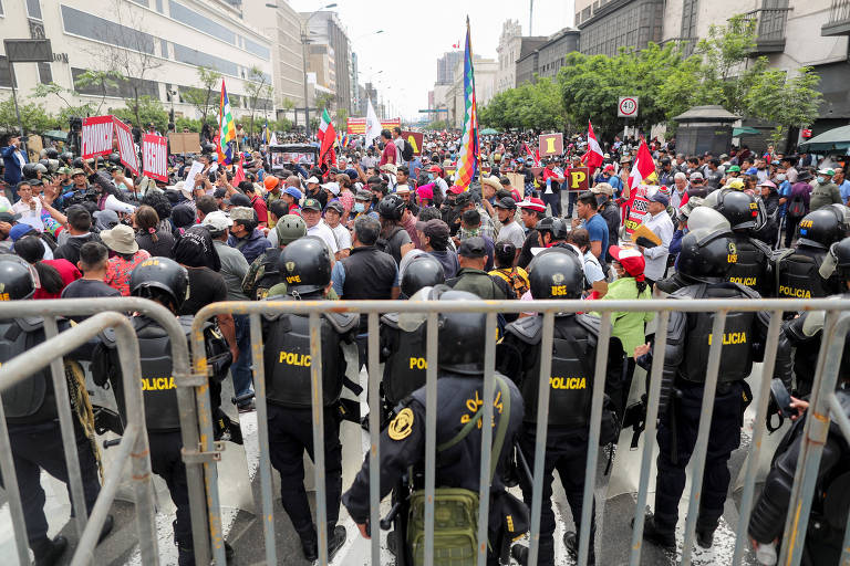 Congresso do Peru ignora ordem de Castillo e aprova destituição do presidente