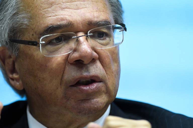 Governo 'chutou o balde' com fim do teto de gastos, diz Guedes
