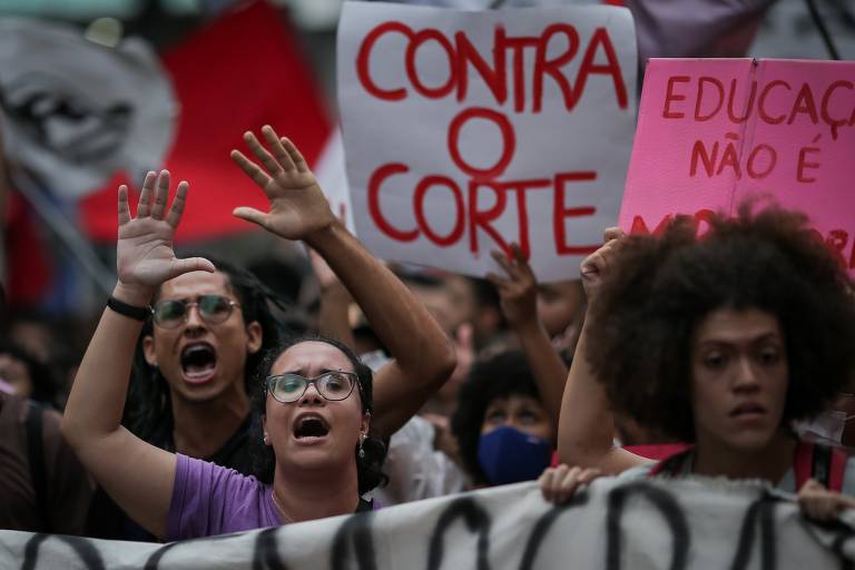 Estudantes exibem bandeiras, faixas e cartazes contra corte de verbas