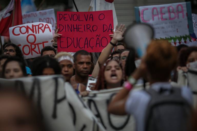 Dependo da bolsa para pagar atendimento médico, diz pesquisadora sobre bloqueio na educação