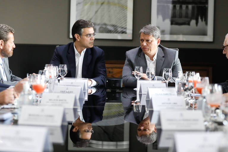 Rodrigo Garcia e Tarcísio de Freitas durante reunião no Palácio dos Bandeirantes 