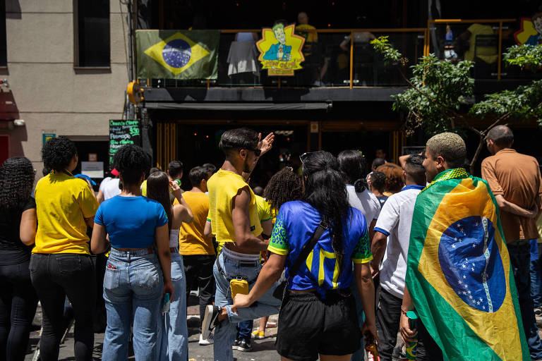 Torcedores na rua Matias Aires, na região da avenida Paulista