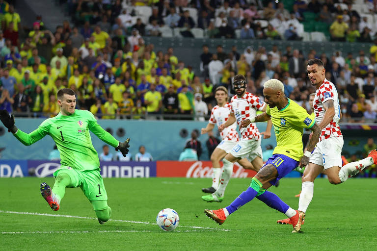 Goleiro croata Dominik Livakovic defende chute de Neymar na partida desta sexta (9).