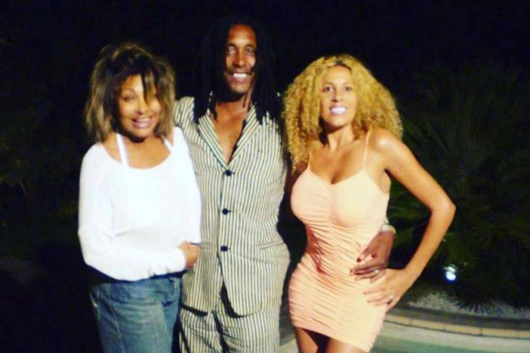 Tina Turner lamenta morte do filho Ronnie: 'Deixou o mundo muito cedo'