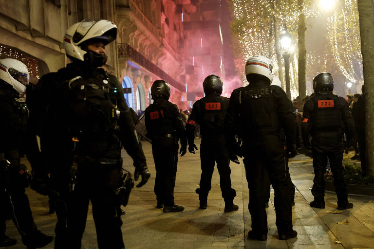 Policiais e torcedores entram em confronto na Champs-Élysées, em Paris