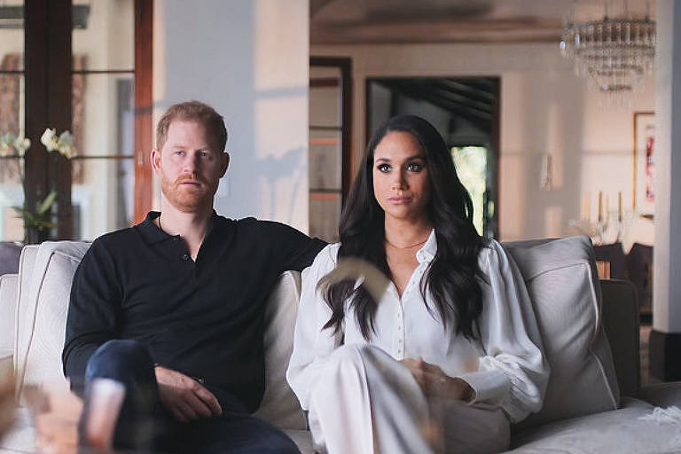 Cena da série documental 'Harry & Meghan' que conta a jornada do casal, do início do namoro ao afastamento da família real