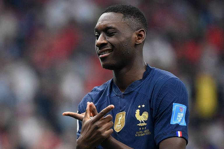 Com um leve sorriso e as mãos unidas à frente do corpo, Randal Kolo Muani comemora seu gol, o segundo da França diante de Marrocos na semifinal da Copa do Qatar, no estádio Al-Bayt, em Al Khor