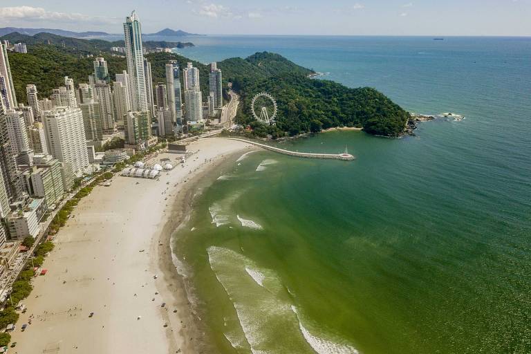 Enquanto altera faixa de areia, Balneário Camboriú tem praia imprópria para banho