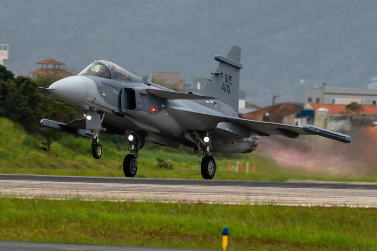 Gripen E que chegou ao Brasil em setembro levanta voo de Navegantes (SC) para Gavião Peixoto (SP)