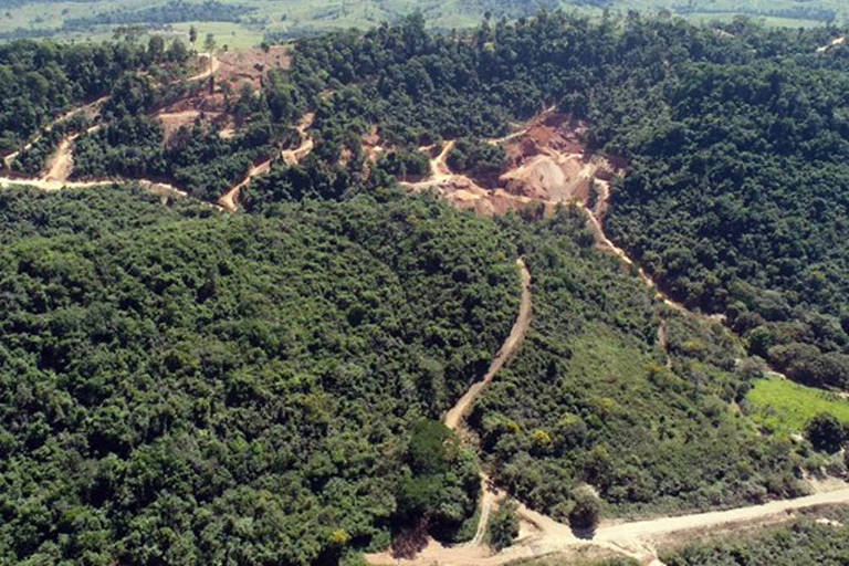 Vista aérea de estradas e de uma área escavada