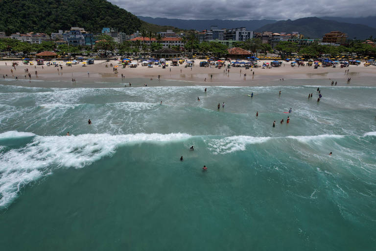 Clima de 'pós-pandemia' já toma conta de turistas no litoral norte de SP