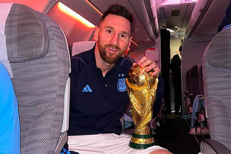 Messi embarca do Qatar com a taça da Copa do Mundo 