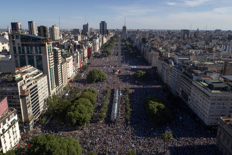 Imagem de drone mostra a comemoração de milhares de argentinos na praça  do Obelisco, em Buenos Aires