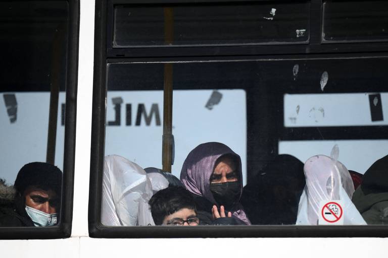 Imigrantes são enviados de volta à França de ônibus após serem flagrados atravessando a fronteira com o Reino Unido