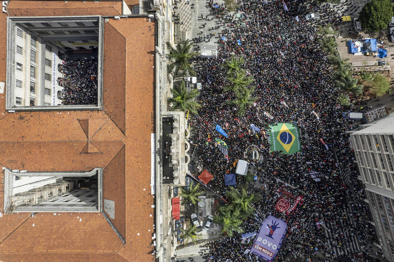 Foto aérea mostra Faculdade de Direito da USP durante uma manifestação a favor da democracia; as pessoas lotam a parte interna (pátio) e externa do prédio, carregando algumas bandeiras