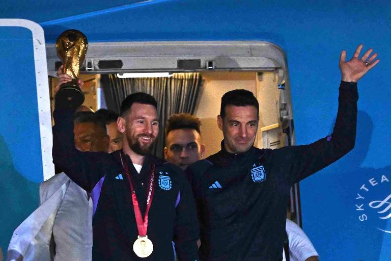 Seleção argentina é recebida por multidão no aeroporto de Ezeiza, em Buenos Aires