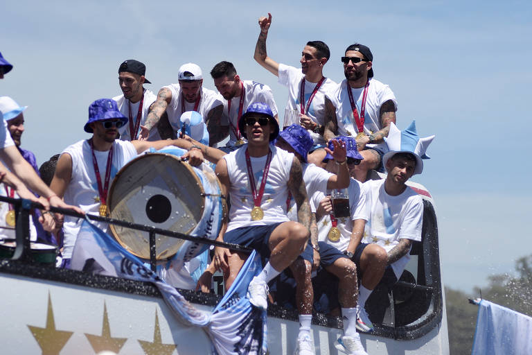 Messi e companheiros de seleção argentina, em carro aberto, durante a parada da vitória pelas ruas da Grande Buenos Aires