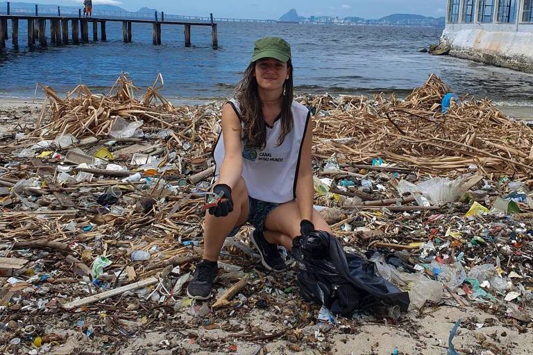 'Meu medo era ser ecochata', diz atriz que faz mutirões de limpeza em praias