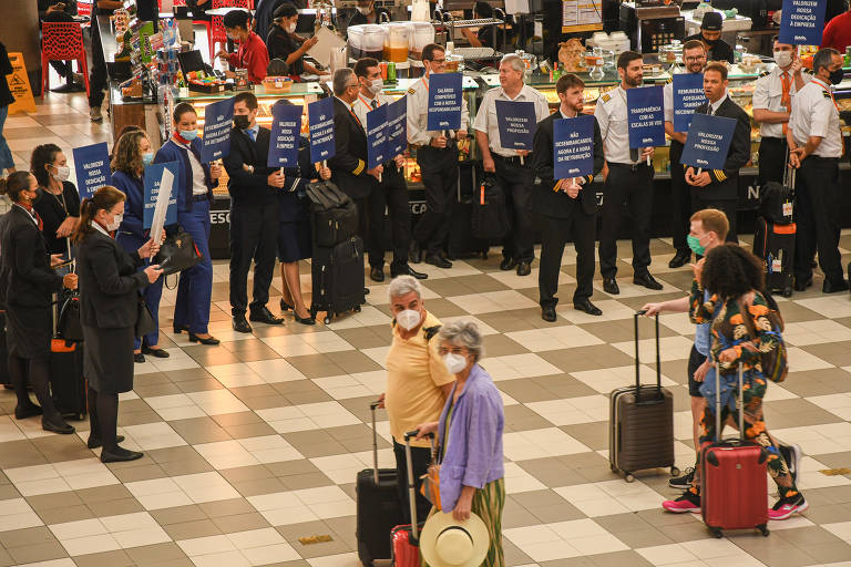 Greve de aeronautas por reajuste e mudança em folgas provoca atrasos e cancelamentos