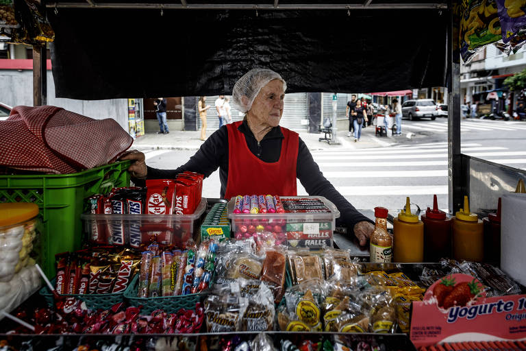 Compras de Natal convivem com mendicância na Oscar Freire e cracolândia no Bom Retiro