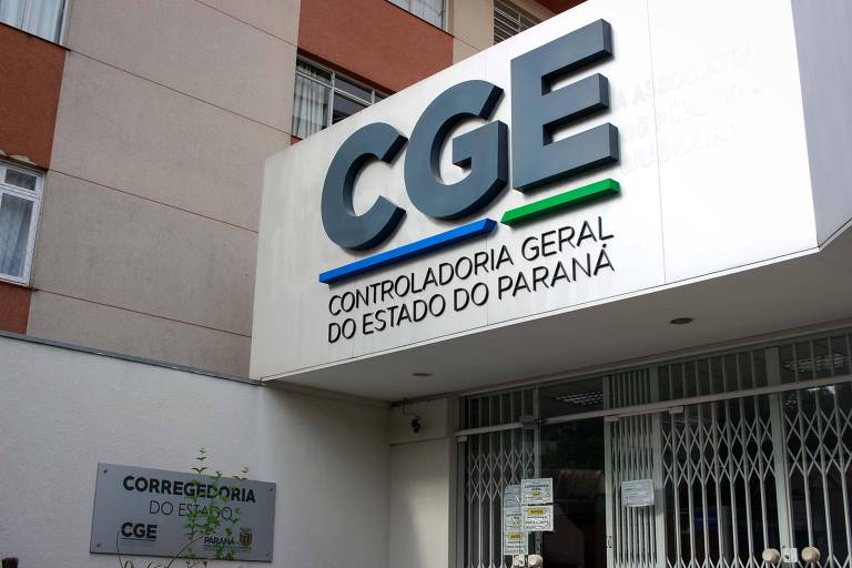 Imagem colorida mostra uma fachada com as letras CGE e embaixo delas escrito Controladoria Geral do Estado do Paraná