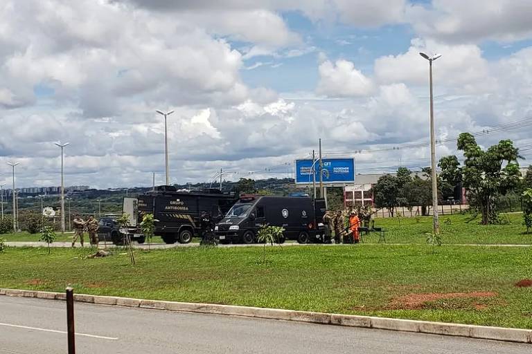 Carros da Polícia Militar estacionados em via que dá acesso ao Aeroporto de Brasília para desativar explosivo