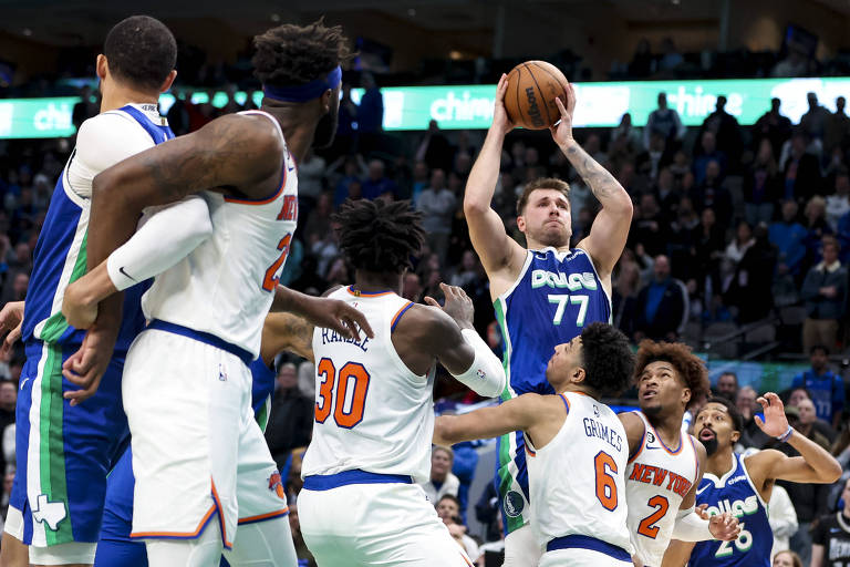 Luka Doncic pega rebote depois de seu próprio arremesso, no último lance da partida contra o New York Knicks, nesta terça (27); em seguida, ele converte os dois pontos e empata a partida, que seria vencida pelo Dallas Mavericks, seu time, com um triplo-duplo histórico de 60 pontos, 21 rebotes e 10 assistência do camisa 77