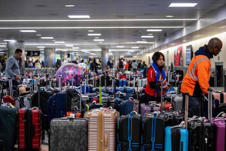 Nevasca enfraquece, mas aeroportos seguem lotados, e americanos, sem energia